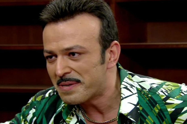 Cenazede herkes geçip giderken tabutu başında dua eden o genç kim?