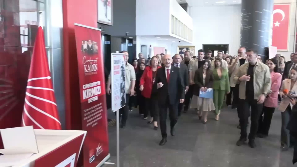CHP'de "Cumhuriyet'in 103. Yılında İz Bırakan 103 Kadın" sergisi… Kemal Kılıçdaroğlu: Cumhuriyet bir kadın devrimidir