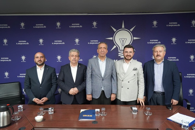 Kayseri'de CHP'li meclis üyesi Mahir Ağca, AK Parti'ye katıldı