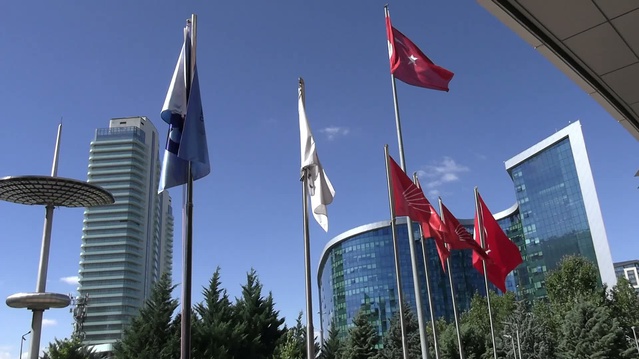 CHP'nin 103'üncü kuruluş yıl dönümü için Genel Merkez'e afişler asıldı