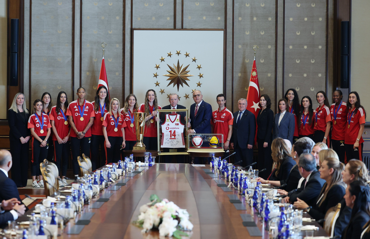 Cumhurbaşkanı Erdoğan, Avrupa Şampiyonu olan A Milli Kadın Voleybol Takımı\'nı kabul etti