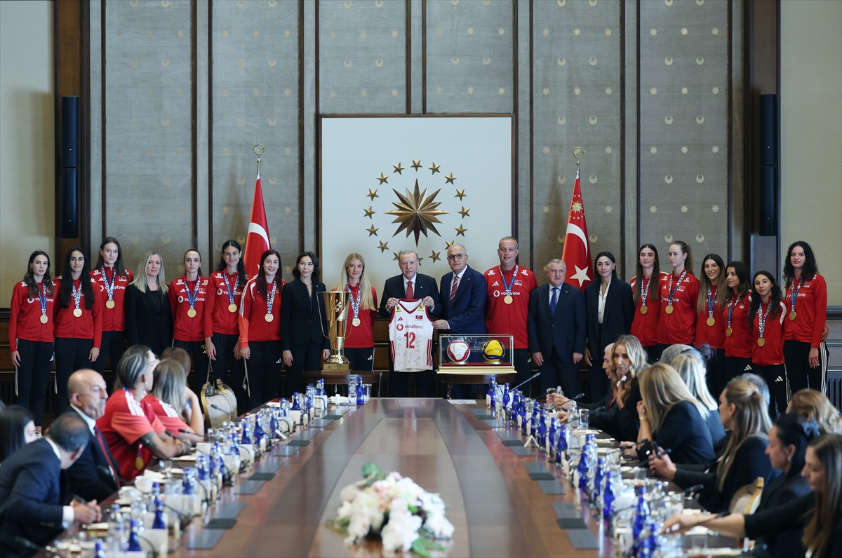 Cumhurbaşkanı Erdoğan, şampiyon milli voleybolcuları kabul etti