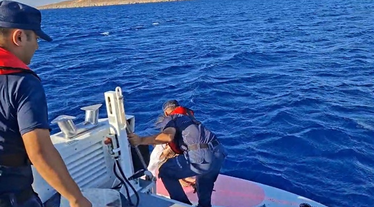 Muğla Datça\'da kürek sörfünde sürüklenen 2 kişi Sahil Güvenlik\'le kurtarıldı