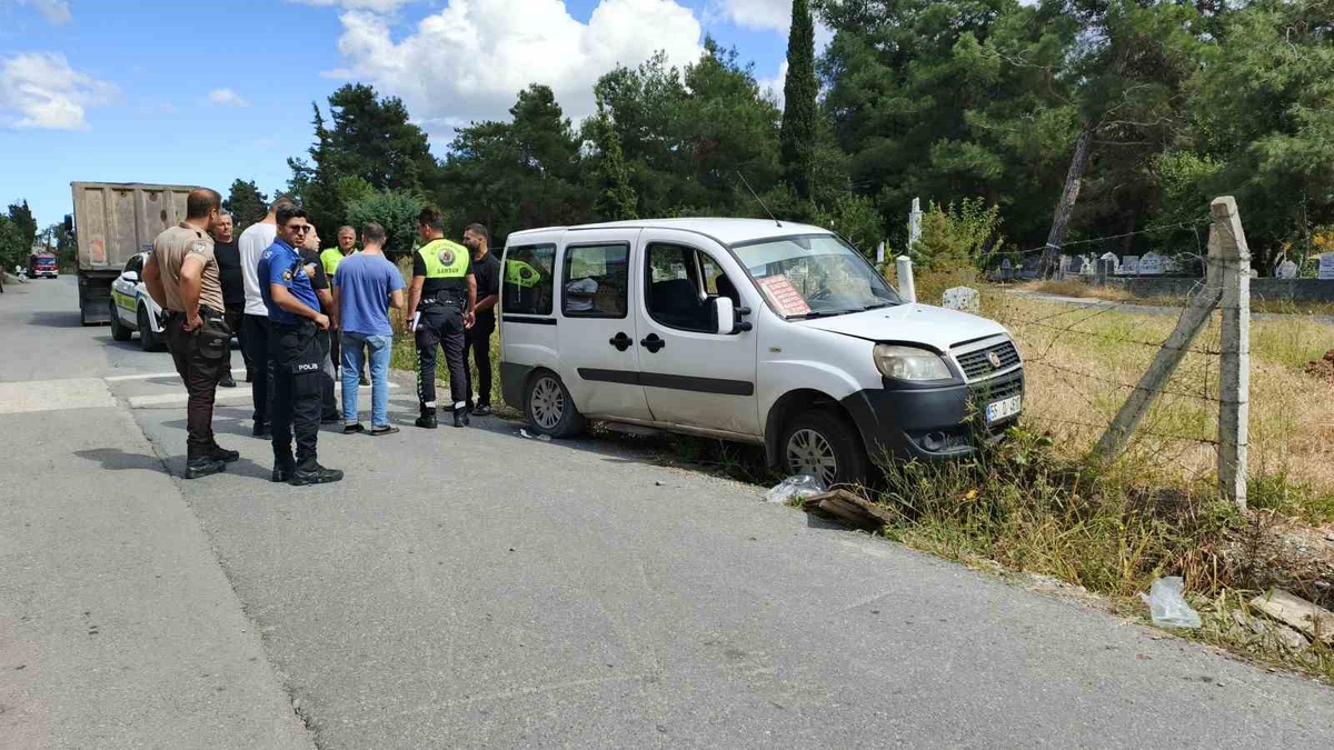 Samsun Bafra'da rahatsızlanan sürücü mezarlıkta direğe çarptı
