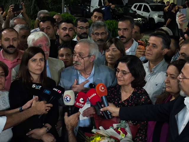 Diyarbakır’da çiçeklerle karşılanan Selçuk Mızraklı: Artık bu toprağa barışı ekelim, onun rahmetini sevgiyle besleyelim