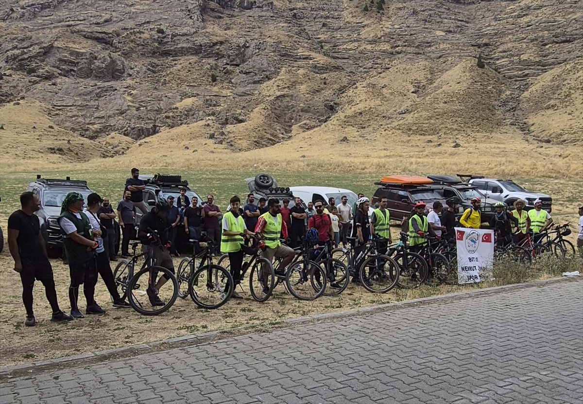 Tatvan'da doğaseverler Van Gölü sahilindeki İncekaya köyüne bisiklet turu yaptı