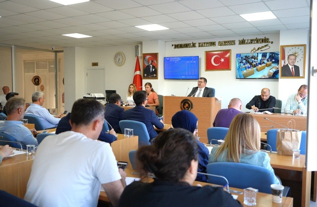 Düzce Belediye Meclisi'nde 30 madde görüşüldü, Karaosmanoğlu hukuk komisyonuna seçildi