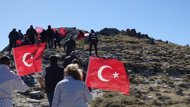 Edremit'in kurtuluşunun 104. yılında Sarıkız Tepesi'ne coşku yürüyüşü düzenlendi