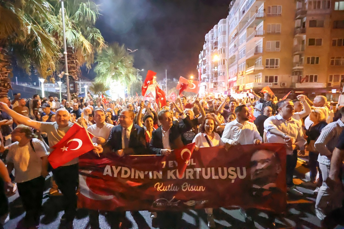 Efeler\'de kurtuluşun 104\'üncü yılına özel fener alayı