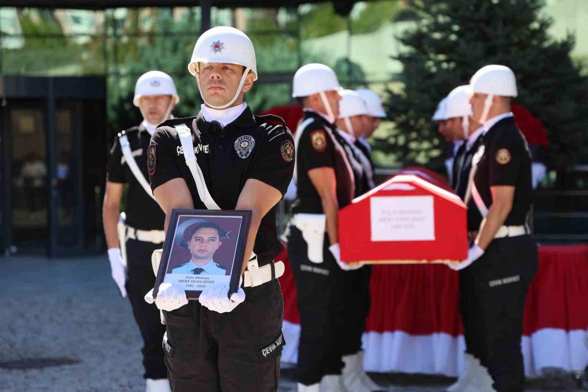 Elazığ Palu\'da kazada ölen polis memuru Mert Ozan Şindi, törenle İstanbul\'a uğurlandı