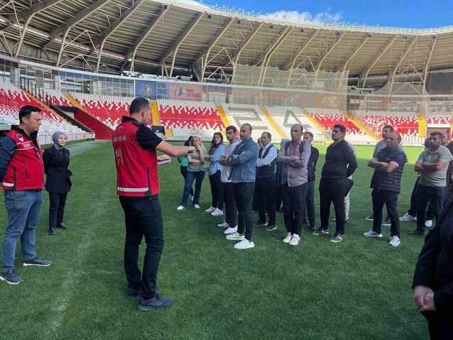 Erzincan'da stadyumda görev yapan özel güvenlik görevlilerine spor güvenliği eğitimi verildi
