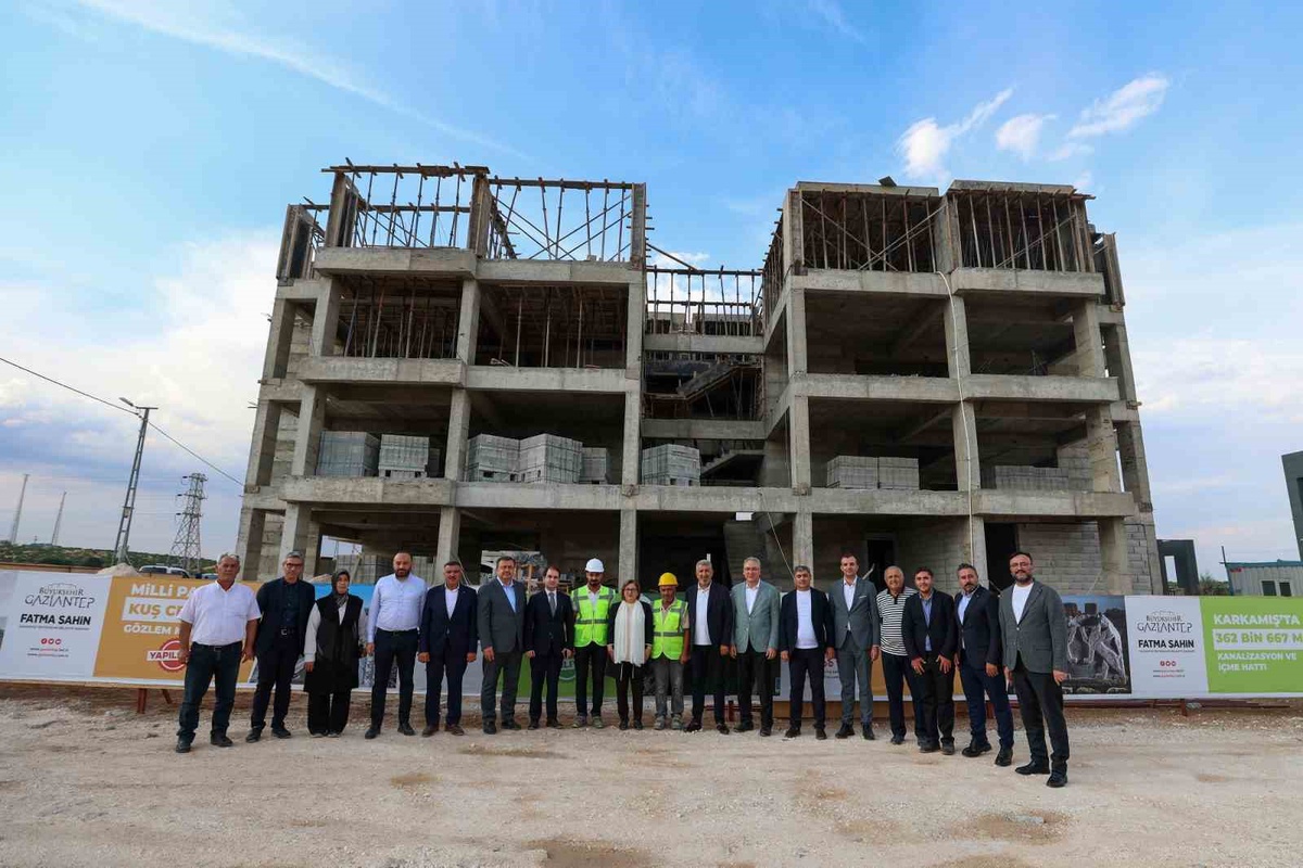 Fatma Şahin, Karkamış\'ta 100 konutluk Gazi Konut projesinin şantiyesinde incelemelerde bulundu