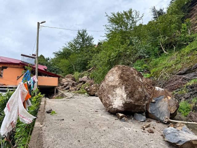 Beşikdüzü'nde heyelan, Ev toprakla doldu, aile fındık yevmiyesinde olduğu için kurtuldu