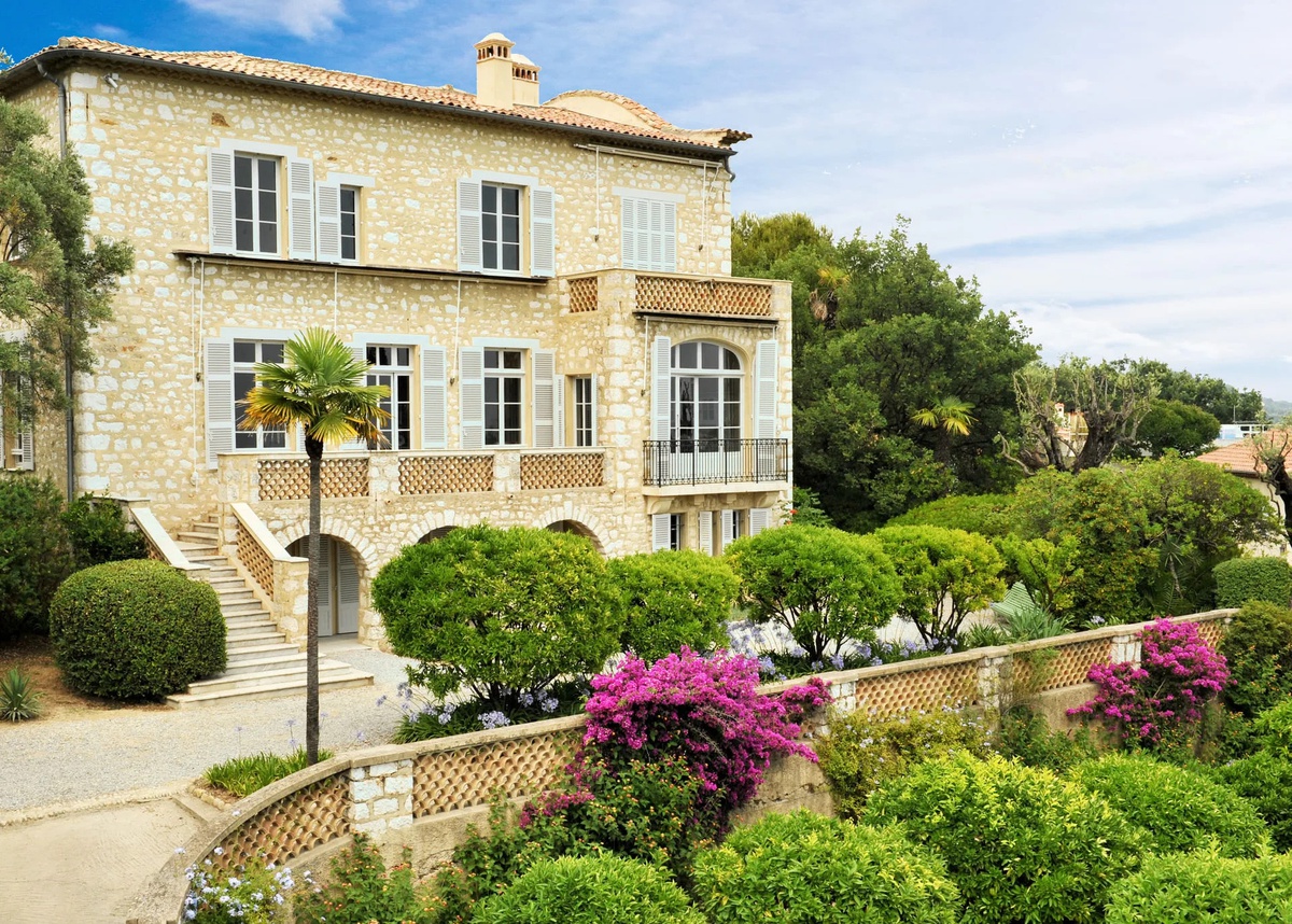 Cagnes-sur-Mer\'deki Renoir Müzesi\'nde hırsızlar 9 milyon avroluk eseri çaldı