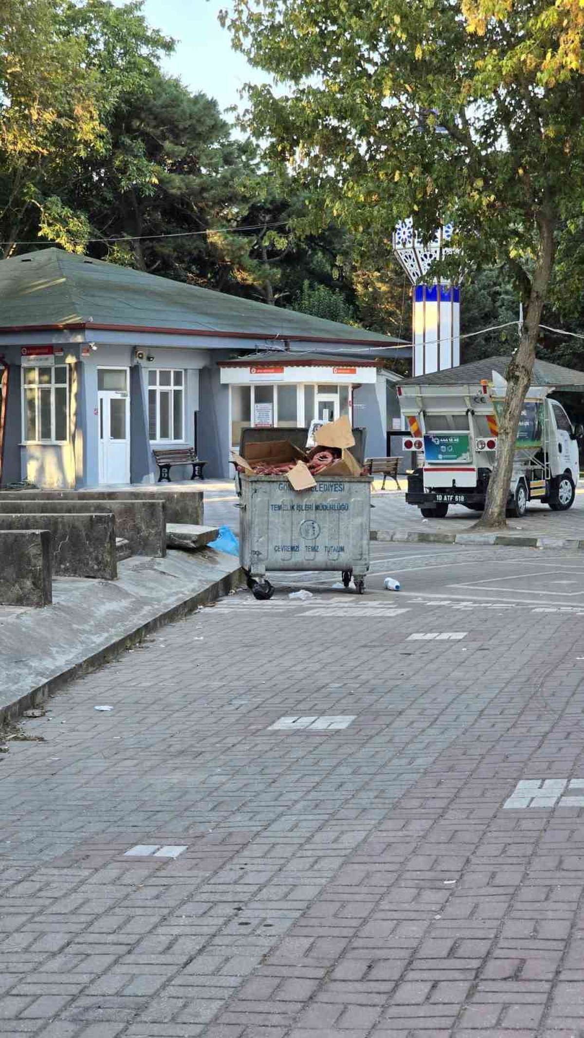 Balıkesir Gönen\'deki fuar sonrası çöpe atılan kangal sucuklar vatandaşları huzursuz etti