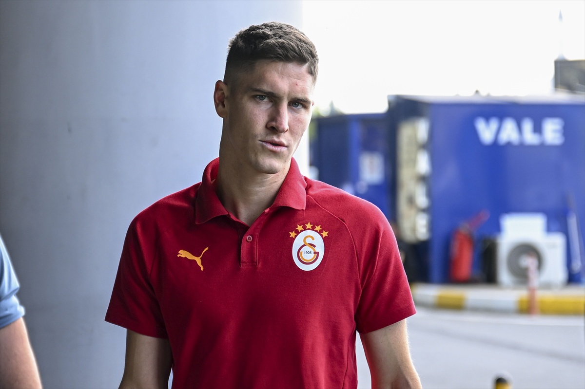 Galatasaray, Sporting Lizbon maçı için Portekiz\'e hare etti; Osimhen kafilede yok
