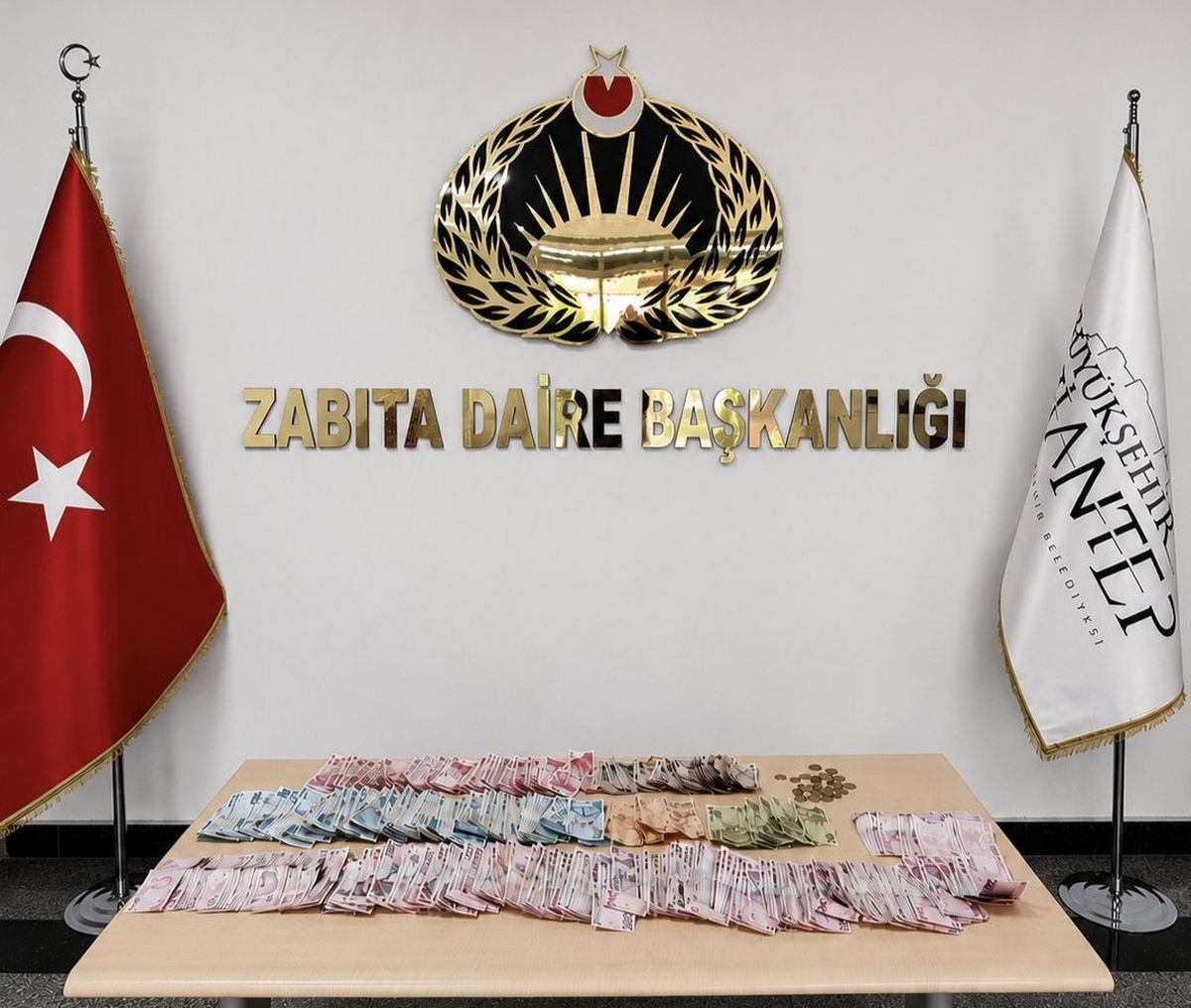 Gaziantep\'te dilenci kadının üzerinden 64 bin 855 TL çıktı, zabıta harekete geçti