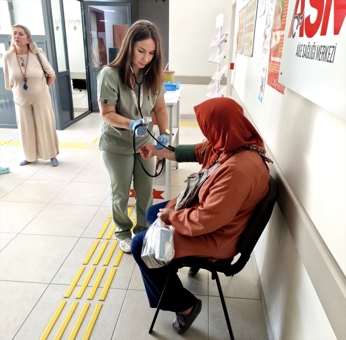 Gelibolu\'da Halk Sağlığı Haftası\'nda vatandaşların tansiyon ve şekeri ölçüldü