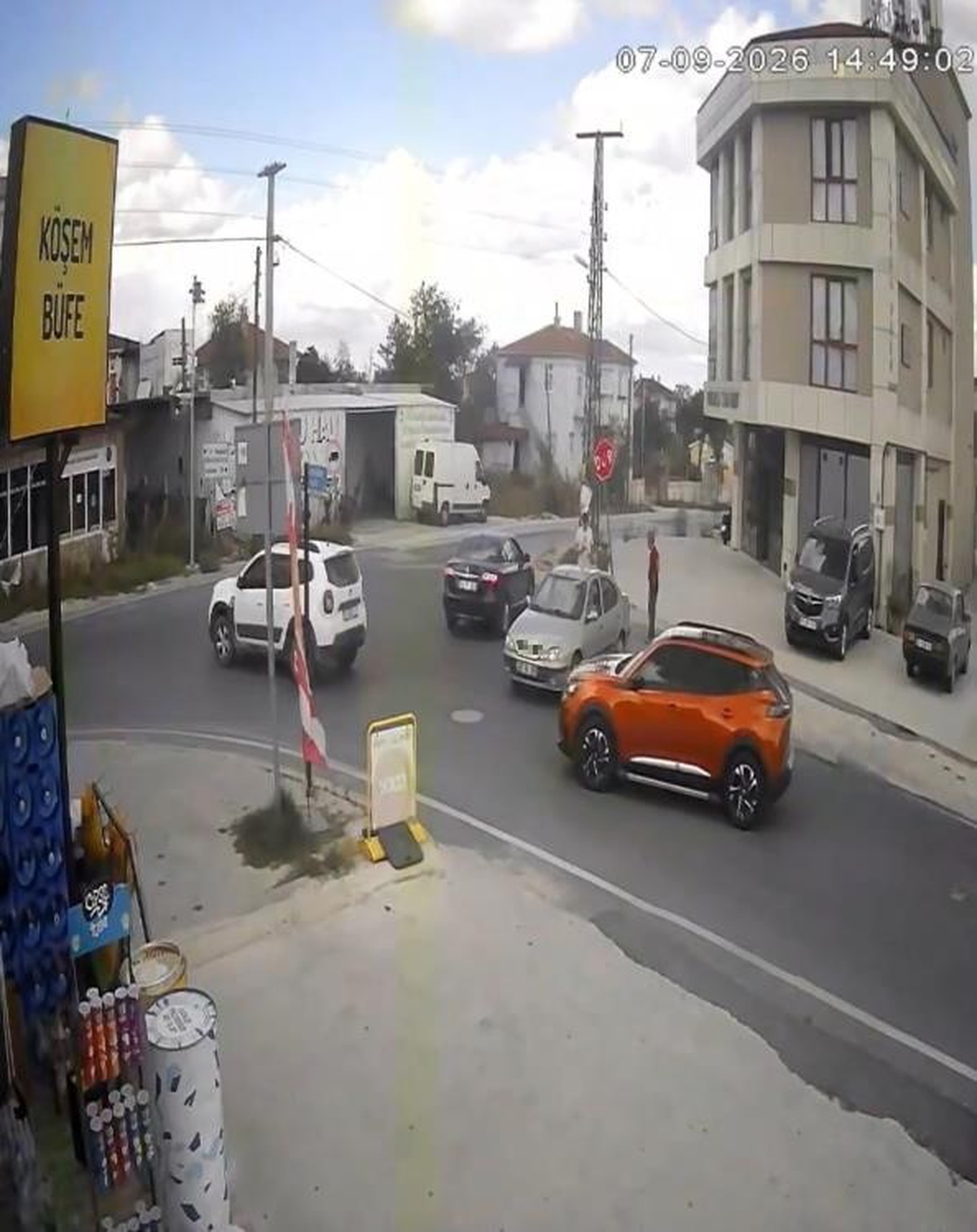 Tekirdağ Kapaklı\'da sürücü geri manevrada DUR tabelasına çarpınca tabelayı sökmeye çalıştı