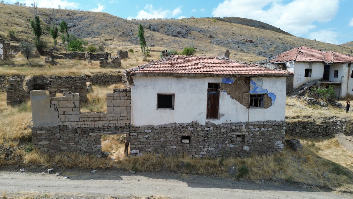 Sivas Şarkışla\'da 20 haneli köyde tek hane kaldı, Cebrail Gültekin 8 yıldır yalnız yaşıyor
