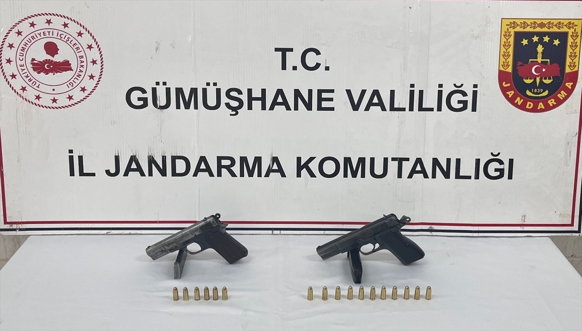 Gümüşhane Kürtün'de jandarma 2 ruhsatsız tabanca ve 17 fişek ele geçirdi