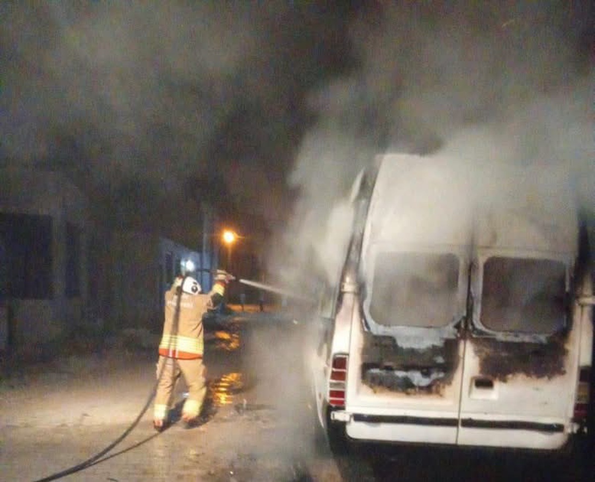 Hatay Kumlu\'da park halindeki minibüs alevlere teslim oldu, yaralanan olmadı