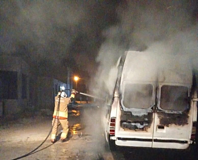 Hatay Kumlu'da park halindeki minibüs alevlere teslim oldu, yaralanan olmadı