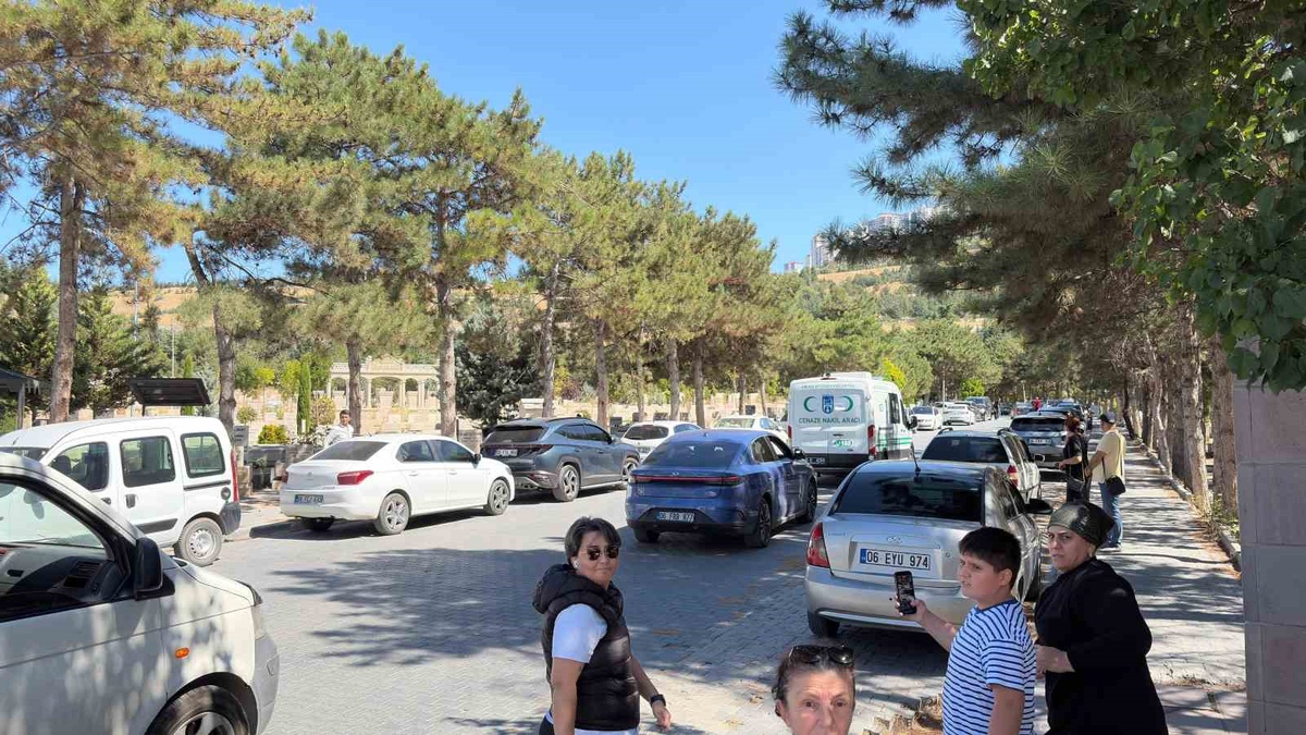 Oyuncu Serhat Kılıç, Ankara\'da gözyaşlarıyla son yolculuğuna uğurlandı