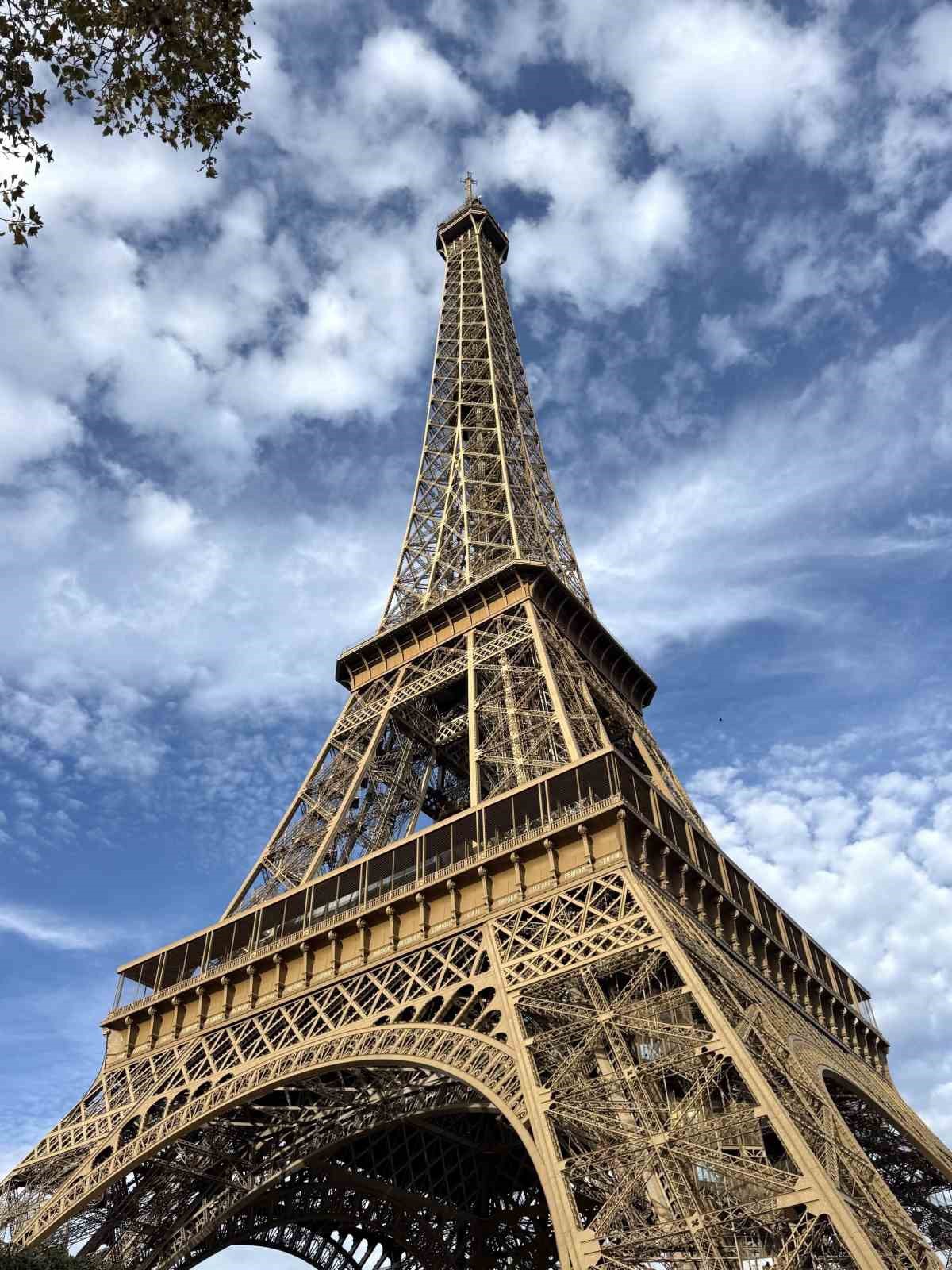 Paris\'te Hindu grup ziyaretinde kadın çalışanların görevden alınması istenince Eyfel Kulesi