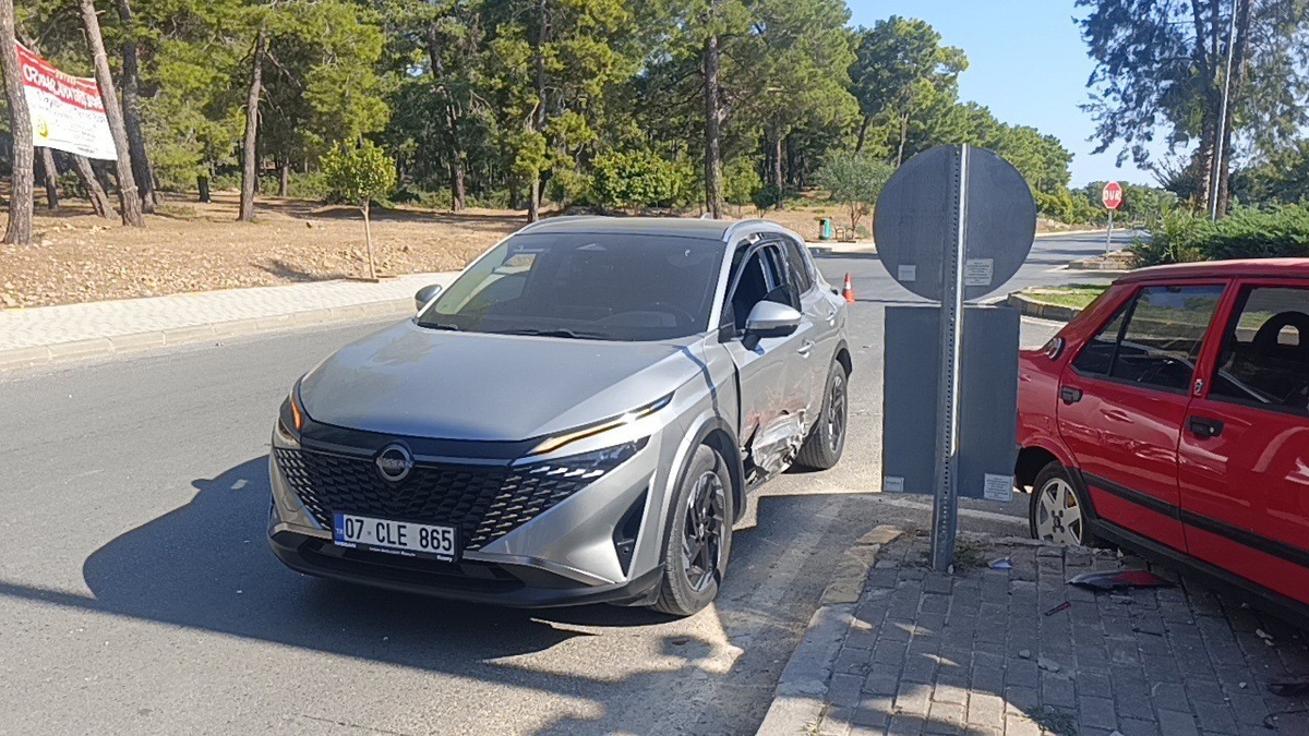 Antalya Manavgat\'ta iki otomobil çarpıştı, kazada şans eseri yaralanan olmadı