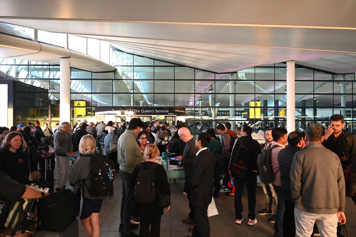 İngiltere\'de NATS kaynaklı sistem arızası Heathrow ve Gatwick dahil uçuşları aksattı