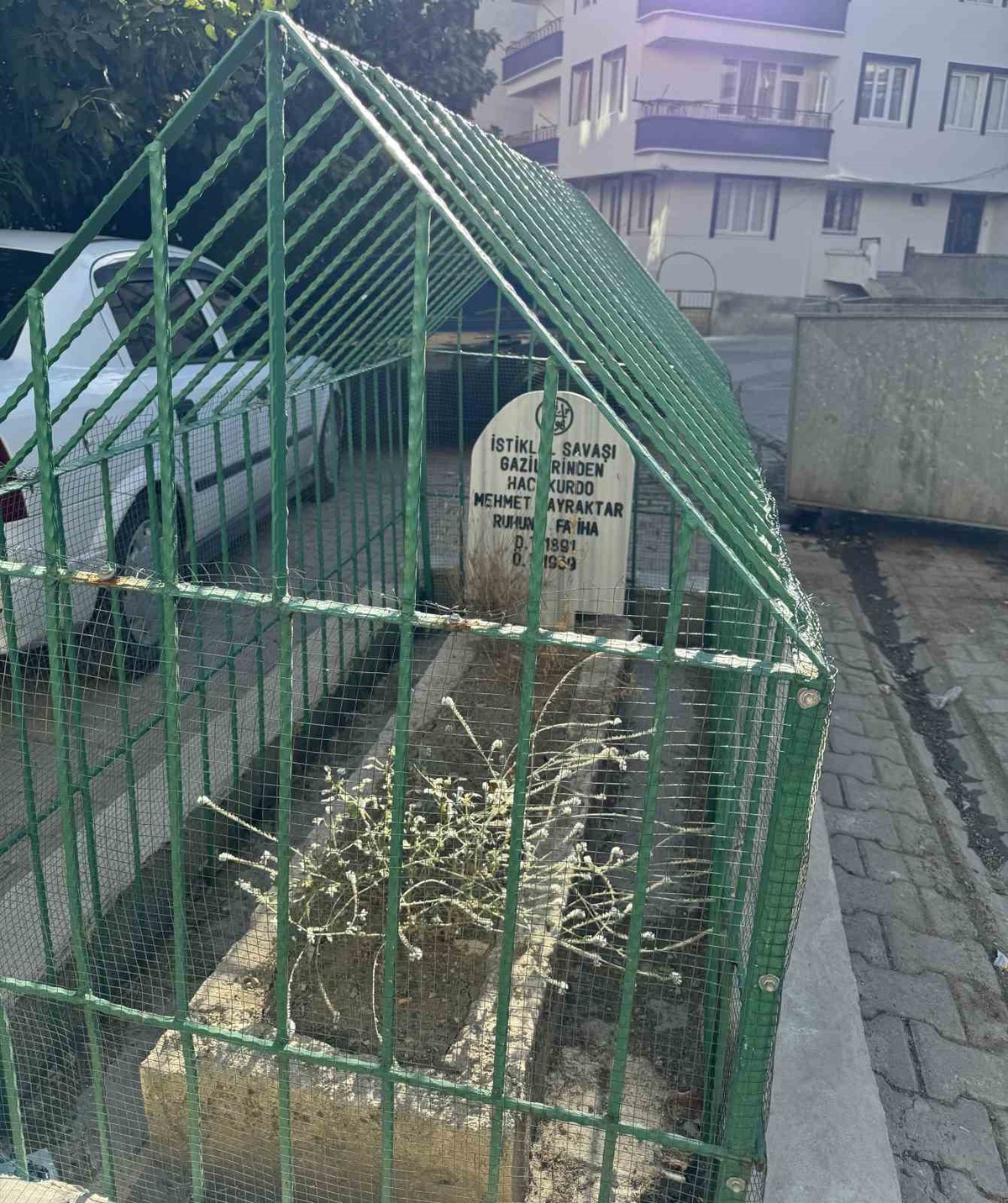 Diyarbakır Çermik'te İstiklal Savaşı gazisinin mezarı mahallenin ortasında kaldı