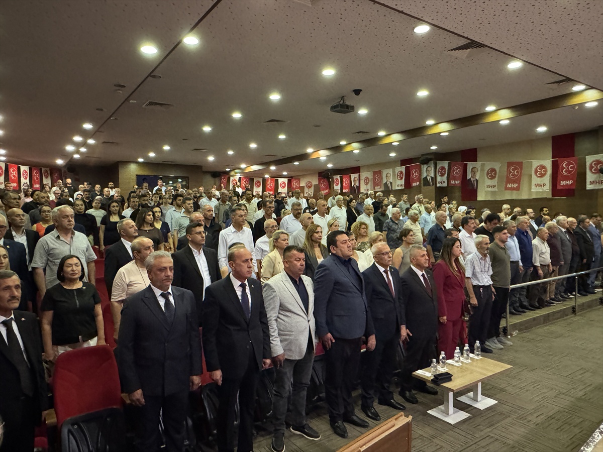İzmir\'de MHP\'ye üye olan 500 kişiye törenle rozetleri takıldı