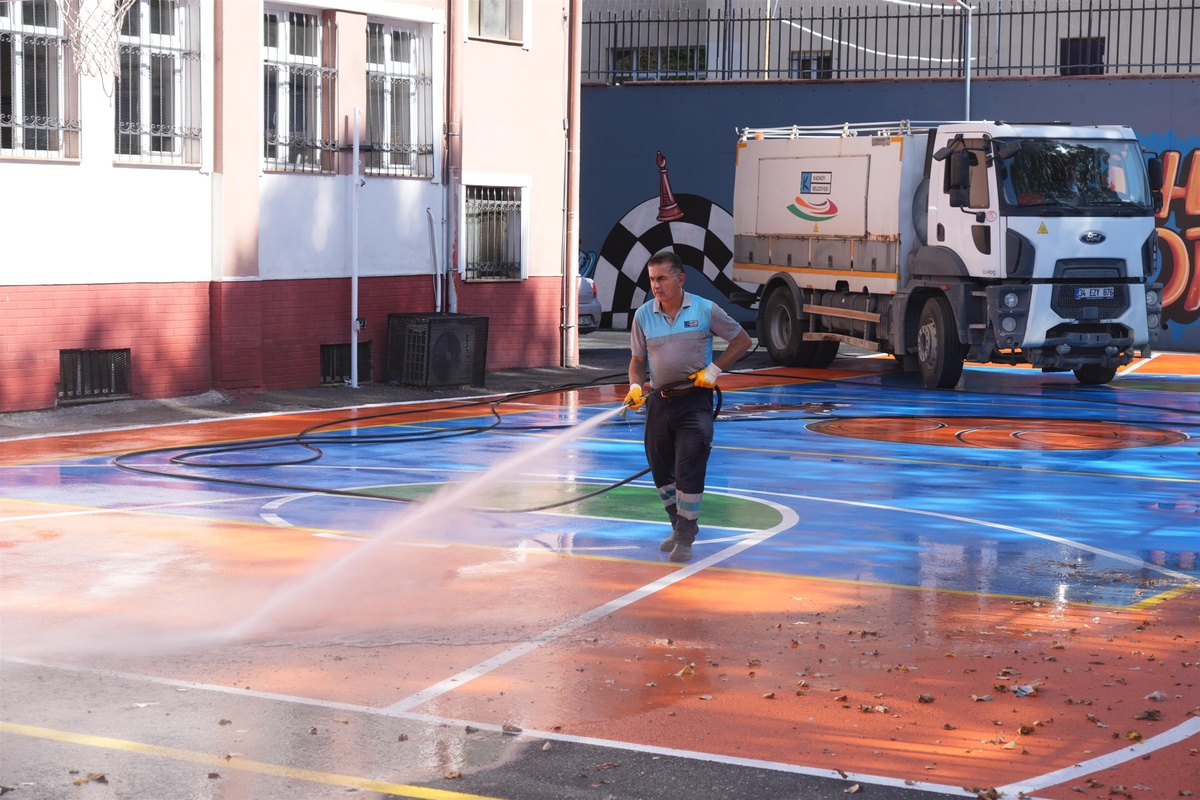 Kadıköy Belediyesi 115 okulda temizlik ve bakım çalışmalarını sürdürüyor
