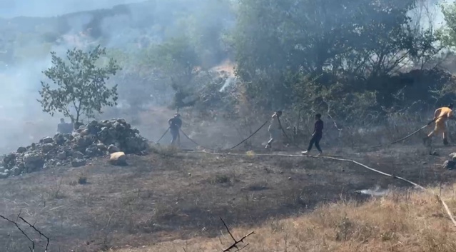 Karabük Eskipazar'da anız yangını itfaiyenin müdahalesiyle büyümeden söndürüldü