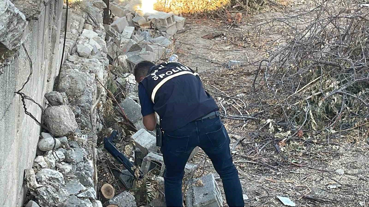 Karaman\'da evin bahçesinde bulunan pompalı tüfek polis tarafından muhafaza altına alındı