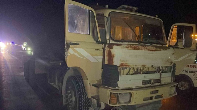 Karaman'da su tankeriyle çarpışan otomobil devrildi, sürücü yaralandı