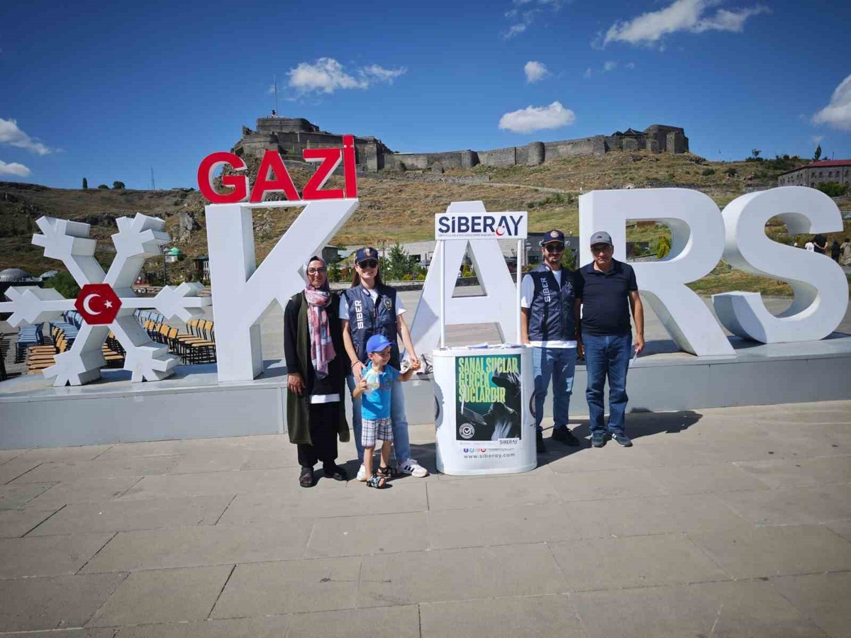 Kars Emniyeti siber dolandırıcılığa karşı vatandaşları bilinçlendirmek için sahaya indi