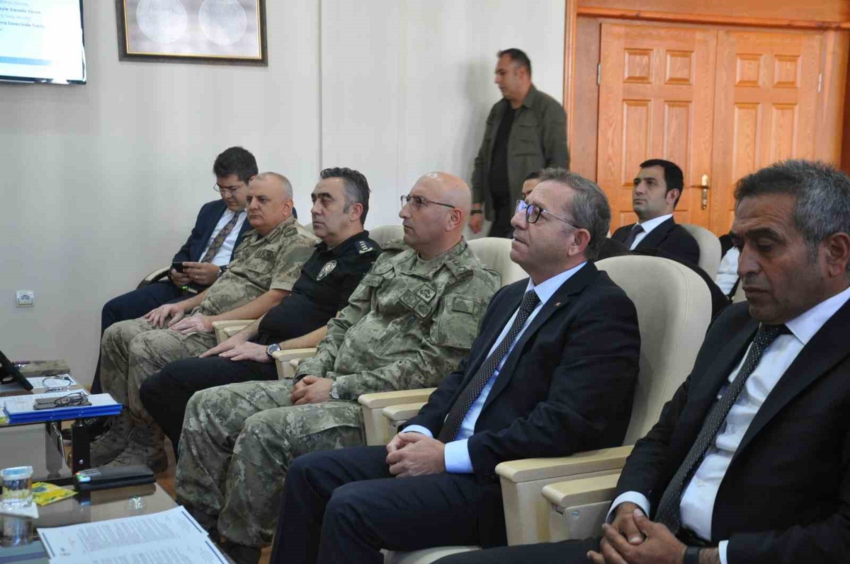 Kars\'ta İRAP toplantısını Vali Polat yönetti, afet riskleri masaya yatırıldı