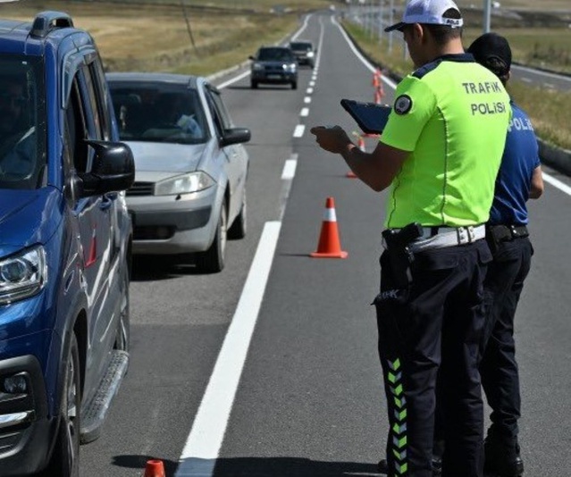 Kars'ta trafik ekiplerinden sürücülere hız, telefon ve emniyet kemeri uyarısı