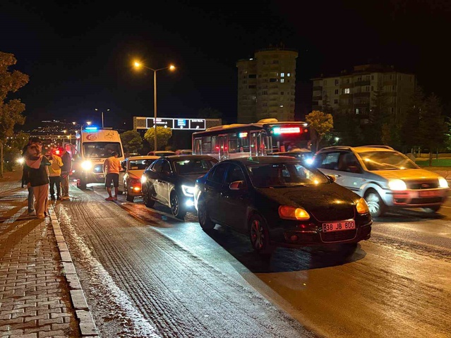 Kayseri Melikgazi'de 3 otomobil çarpıştı, bir yolcu yaralanarak hastaneye kaldırıldı