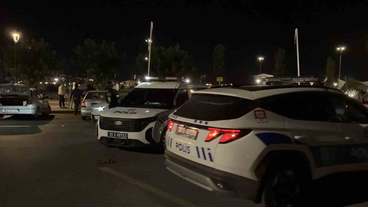 Kayseri Melikgazi\'de bıçaklı kavgada 1 kişi yaralandı, saldırgan gözaltına alındı