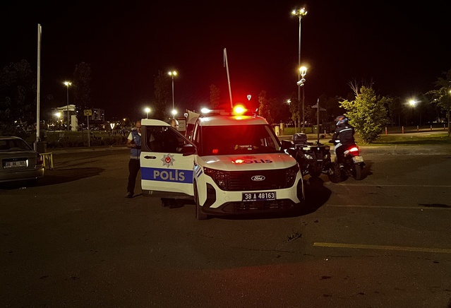 Kayseri Melikgazi'de bıçaklı kavgada bir kişi bacağından yaralandı