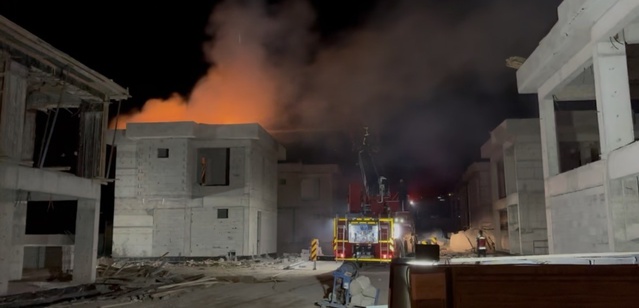 Kayseri Melikgazi'de inşaat halindeki villanın çatısında çıkan yangın söndürüldü