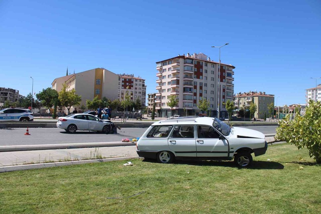 Kayseri Kocasinan'da otomobil ağaca çarptı, 2 kişi yaralandı