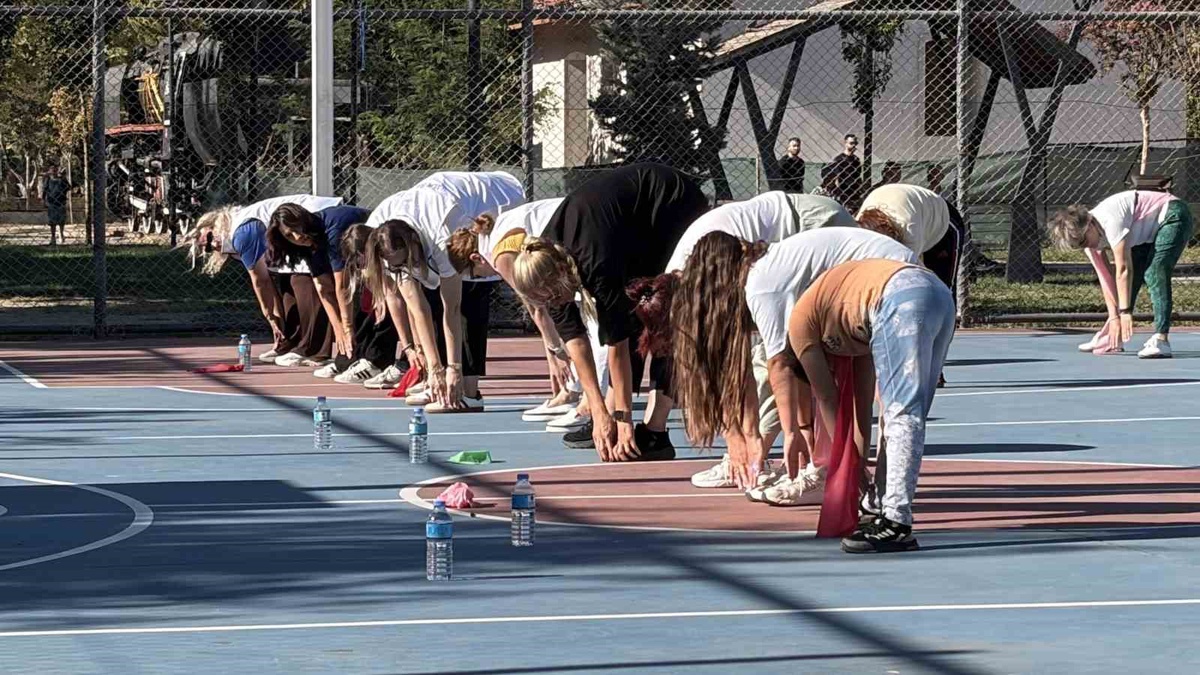 Kırklareli\'nde kadınlar fizyoterapist eşliğinde günün yorgunluğunu sporla attı