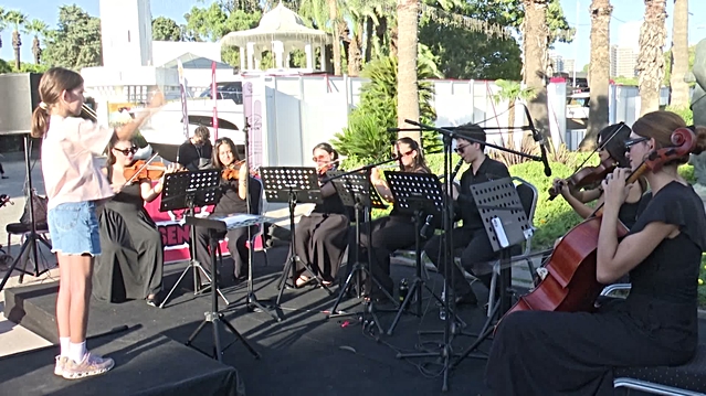 İzmir Fuarı'nda 'Şef Sensin' etkinliğinde anne orkestra yönetti, kızı keman çaldı