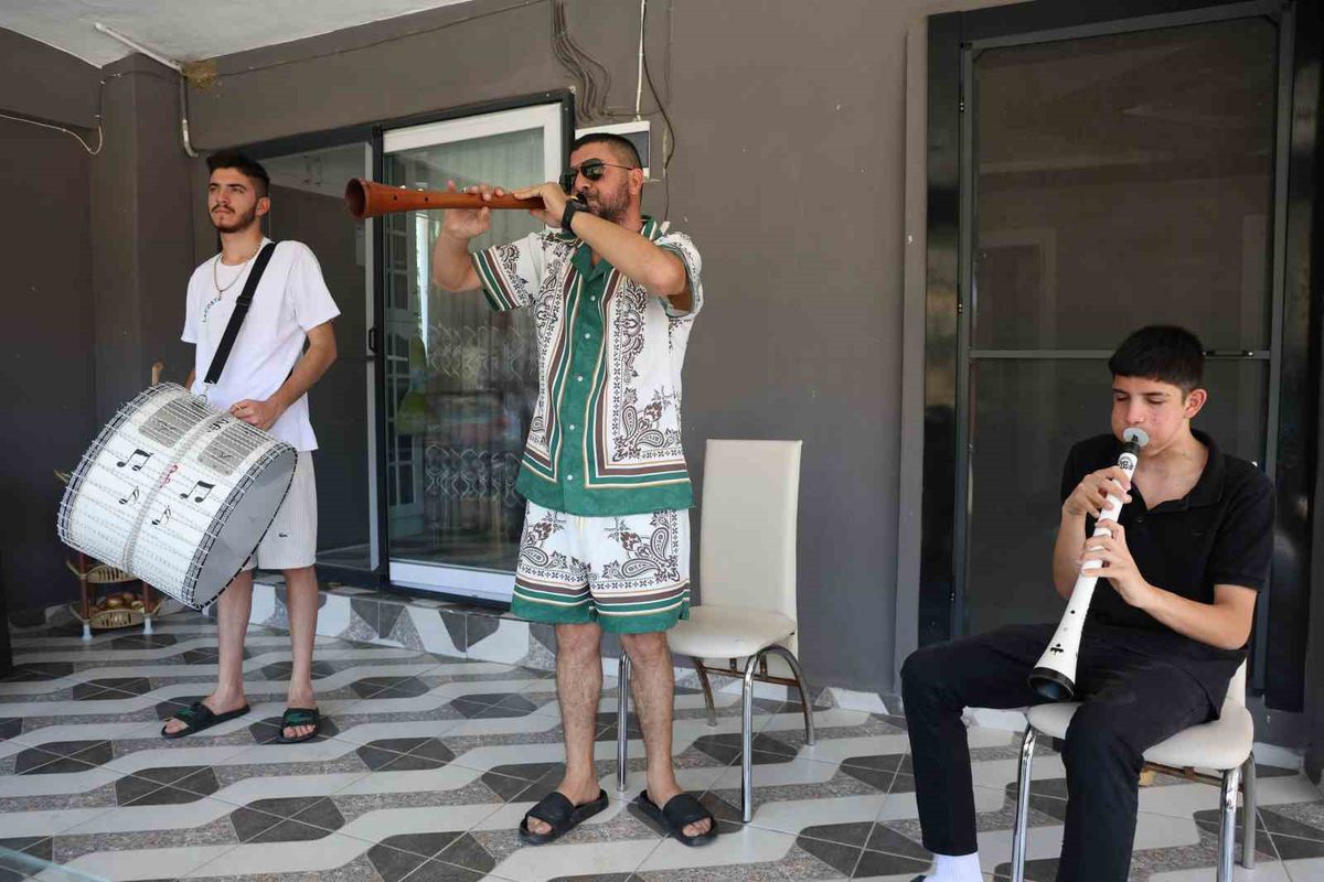Aydın Koçarlı\'da baba ve iki oğlu, davul zurnayla aile mesleğini yaşatıyor