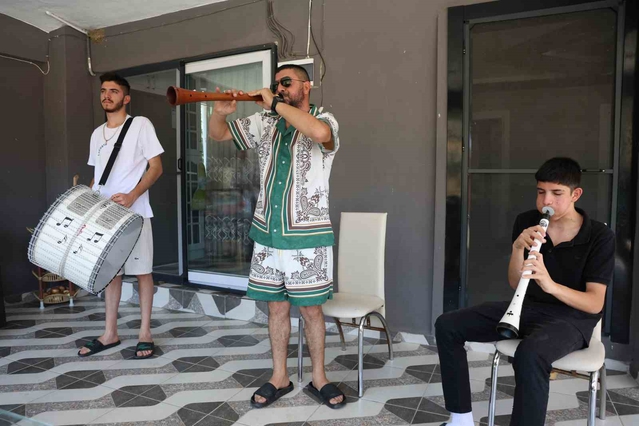 Aydın Koçarlı'da baba ve iki oğlu, davul zurnayla aile mesleğini yaşatıyor