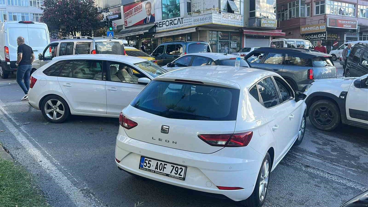 Samsun İlkadım\'da kontrolden çıkan otomobil karşı şeritteki araca çarptı, 2 kişi yaralandı